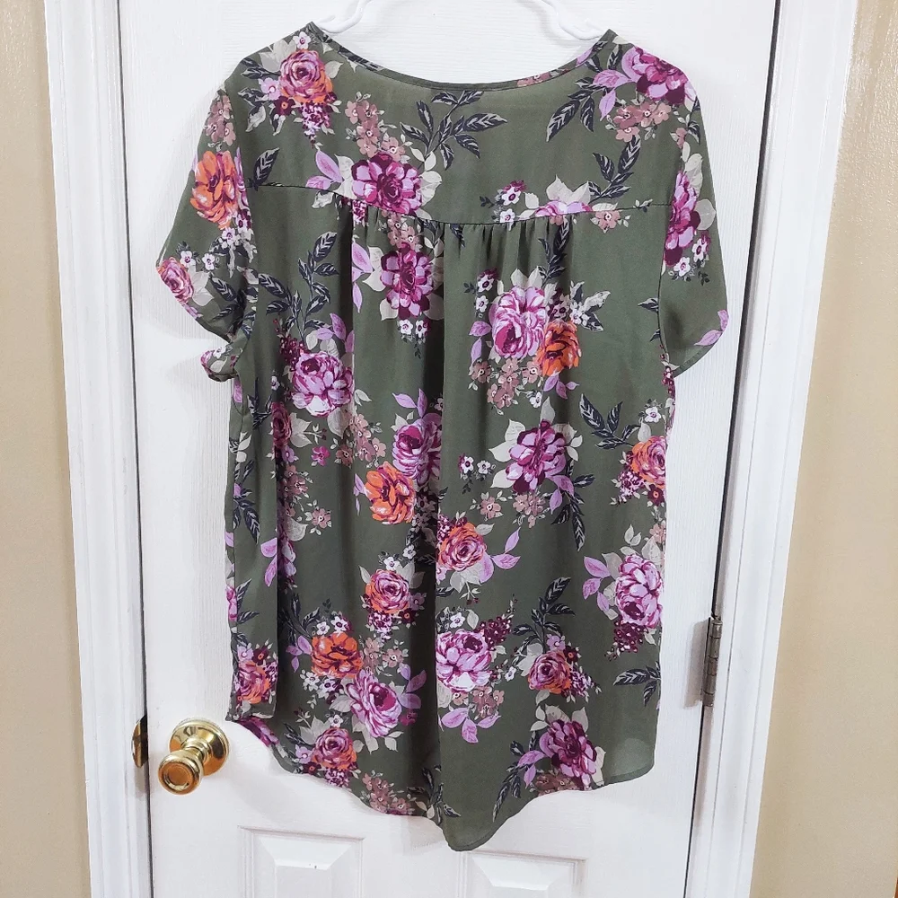 Torrid Floral Blouse in Olive and Lavender Cut Out Size 1 Plus - Picture 5 of 5